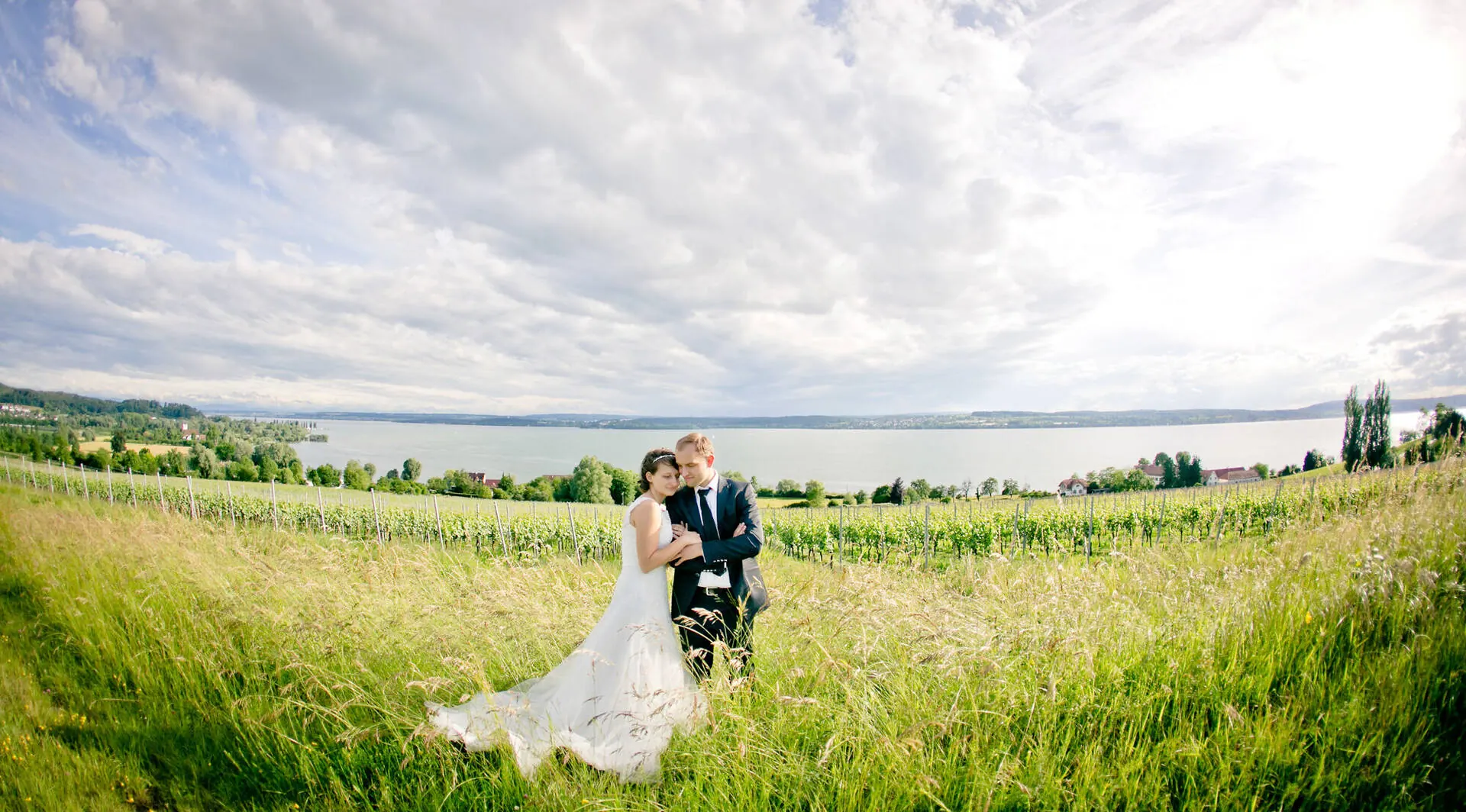 Hochzeitspaar im Freien